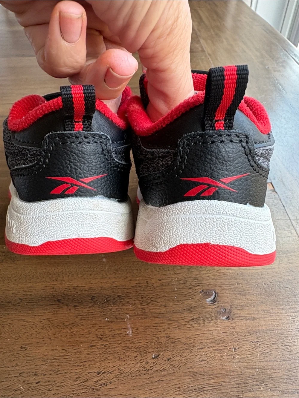 Reebok Weebok Toddler/ Little Kids Black and Red Velcro Sneakers